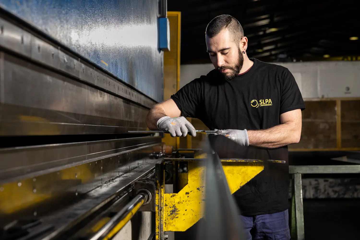Découvrez le savoir-faire du spécialiste français du profilage acier : conception et fabrication de profilés en acier sur-mesure depuis 1995